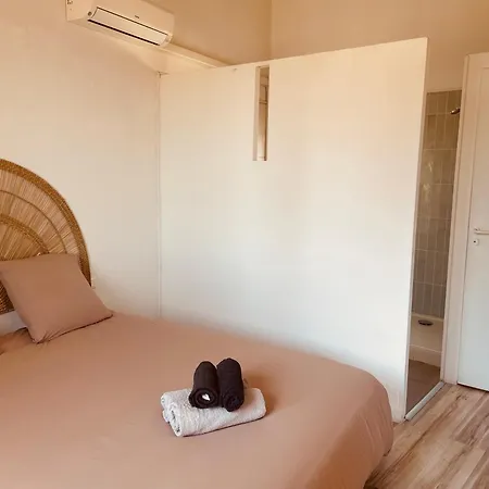 Les Toits Ensoleilles De Madeleine Nîmes