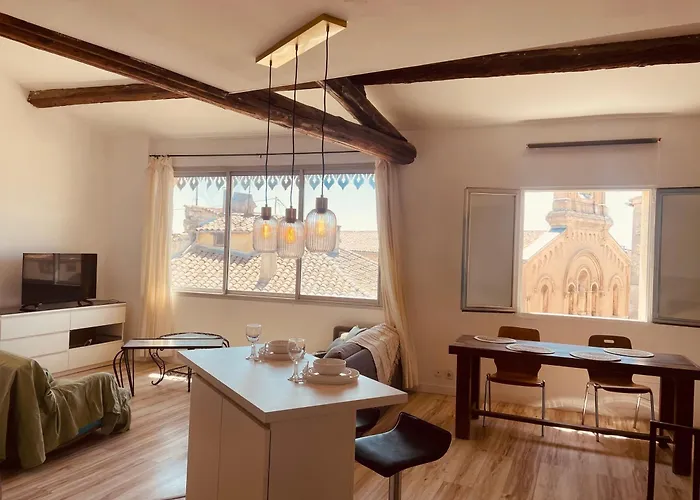 Les Toits Ensoleillés De Madeleine * Nimes